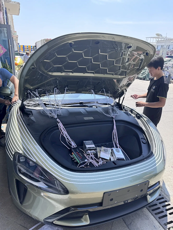 车主给小米SU7贴满灯带：五彩斑斓 赛博朋克风绝了