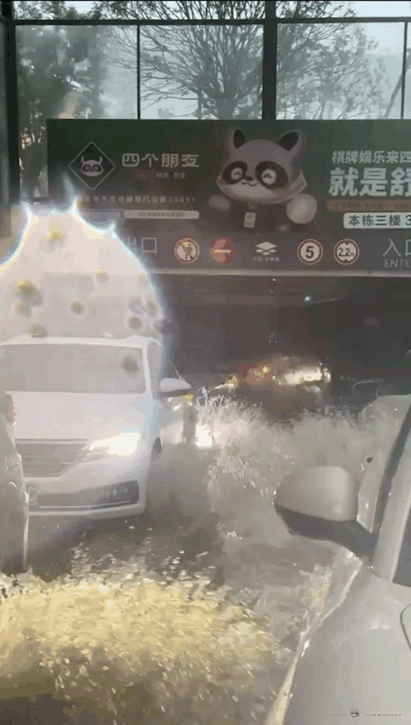 长沙暴雨倒灌一小区地下停车场 三层车库被灌满水!司机弃车逃生插图1 长沙暴雨倒灌一小区地下停车场 三层车库被灌满水!司机弃车逃生