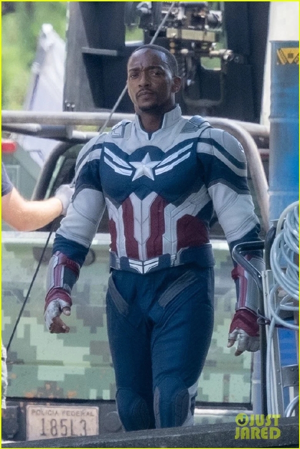 漫威《美国队长4》片场补拍照出炉:新任黑人美队穿战服亮相插图2 漫威《美国队长4》片场补拍照出炉:新任黑人美队穿战服亮相