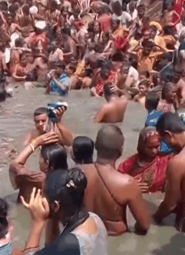 最高温近50℃！高温已致全国211人死亡：印度男女老少泡恒河水降温