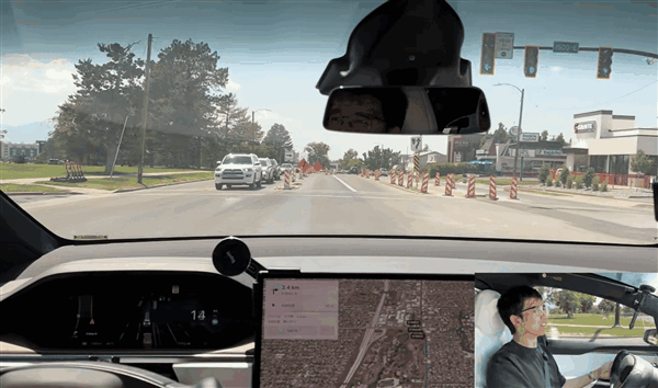 博主在美国实测特斯拉FSD：真的太强了 还会像人一样闯黄灯