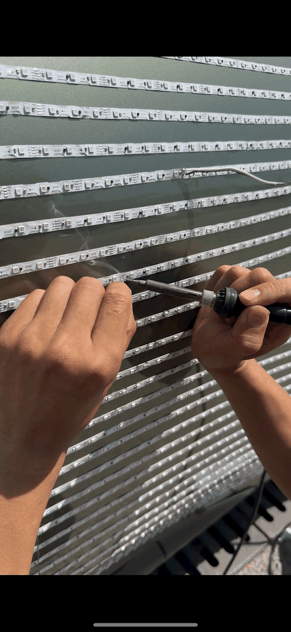 车主给小米SU7贴满灯带：五彩斑斓 赛博朋克风绝了