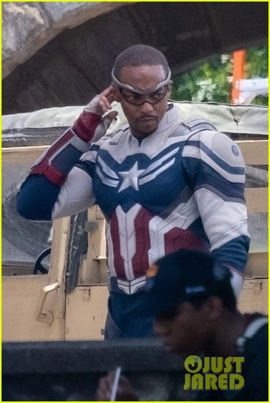 漫威《美国队长4》片场补拍照出炉:新任黑人美队穿战服亮相插图3 漫威《美国队长4》片场补拍照出炉:新任黑人美队穿战服亮相