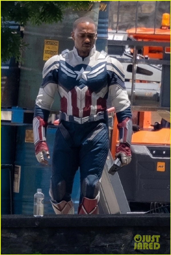 漫威《美国队长4》片场补拍照出炉:新任黑人美队穿战服亮相插图4 漫威《美国队长4》片场补拍照出炉:新任黑人美队穿战服亮相