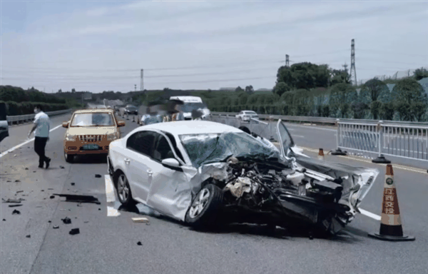 大众朗逸司机误操作失控对撞方程豹豹5:差距显著插图1 大众朗逸司机误操作失控对撞方程豹豹5:差距显著