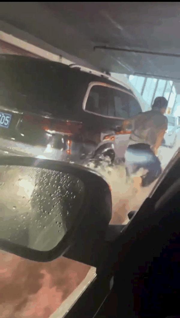 长沙暴雨倒灌一小区地下停车场 三层车库被灌满水!司机弃车逃生插图 长沙暴雨倒灌一小区地下停车场 三层车库被灌满水!司机弃车逃生