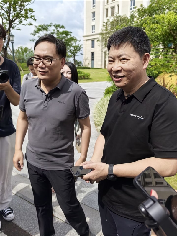 余承东邀请微博CEO试乘享界S9：空间很大 零重力座椅、投影都有