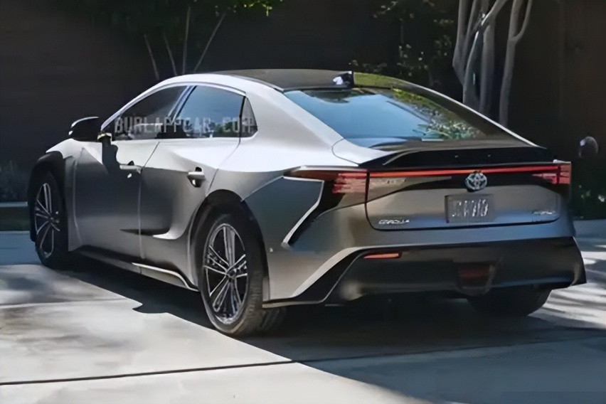 全新一代丰田卡罗拉曝光!外观看齐新皇冠,有望搭载1.5L新引擎插图3 全新一代丰田卡罗拉曝光!外观看齐新皇冠,有望搭载1.5L新引擎