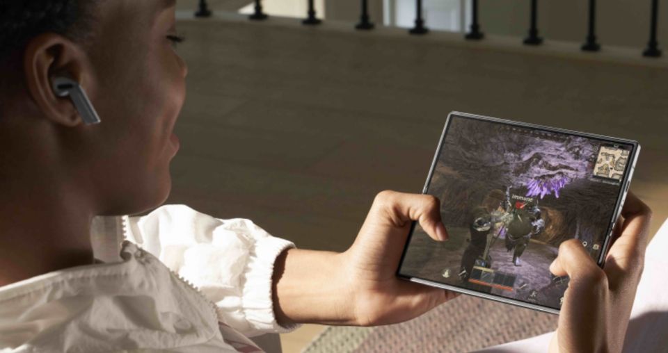 三星 W25 折叠手机被曝厚度 11.5 毫米，出于耐用、防水防尘等因素不会薄到 10 毫米以下