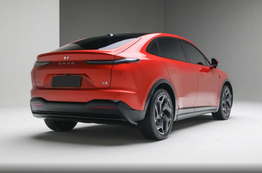 乐道L60黑色内饰曝光,HUD+大横屏,极简风看齐特斯拉?插图8 乐道L60黑色内饰曝光,HUD+大横屏,极简风看齐特斯拉?