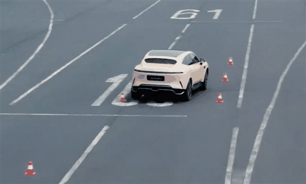 雷军开小米SU7漂移 长安董事长朱华荣更硬核测试：直呼上头