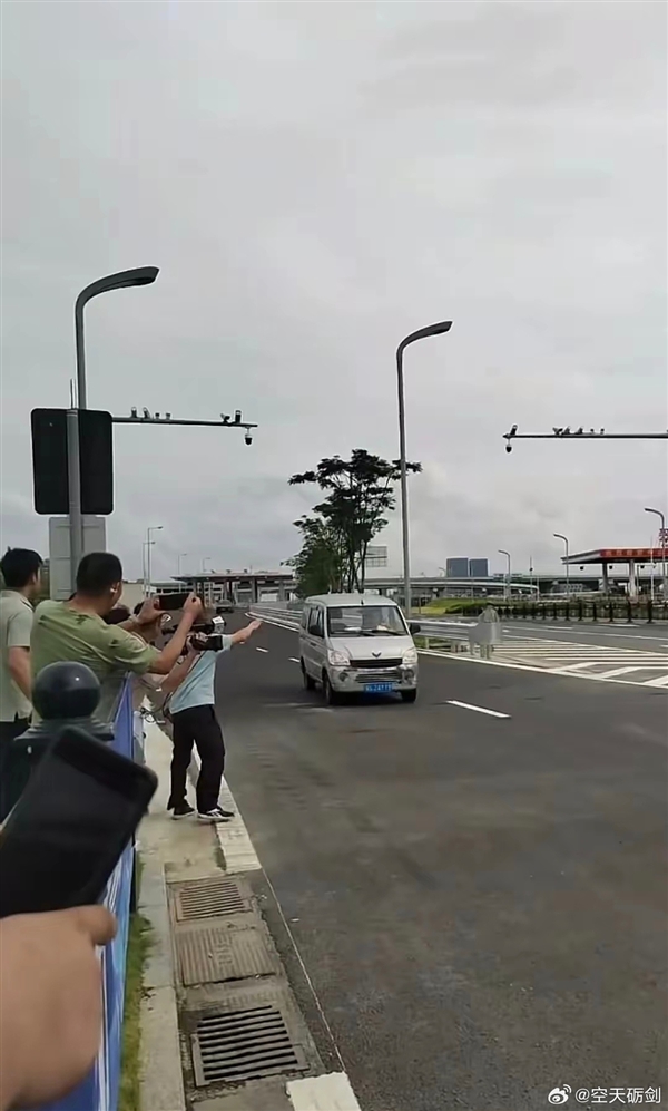 不是仰望U8 深中通道通车后到达首车出现:一台五菱宏光插图 不是仰望U8 深中通道通车后到达首车出现:一台五菱宏光