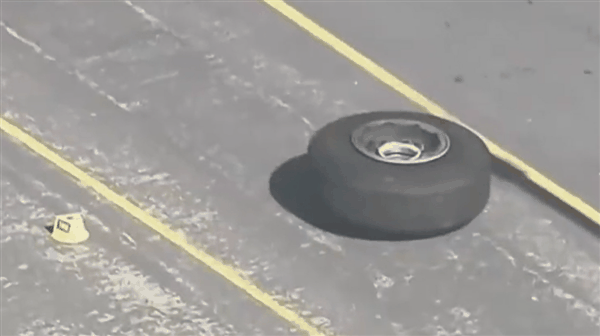 又是轮胎问题!美国航空一架波音737-800客机起飞时爆胎插图2 又是轮胎问题!美国航空一架波音737-800客机起飞时爆胎