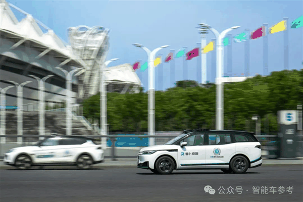 萝卜快跑出圈 武汉无人车折服歪果仁：像科幻电影