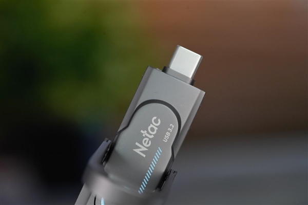 狂飙支持1000MB/s！朗科US9高速固态U盘图赏