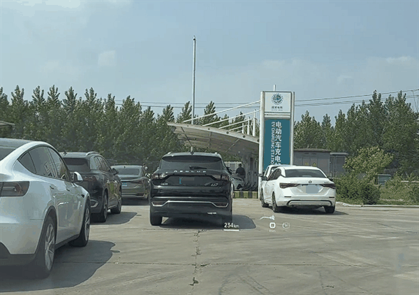 还得带油箱！博主开小米SU7跑高速体验充电补能：一言难尽