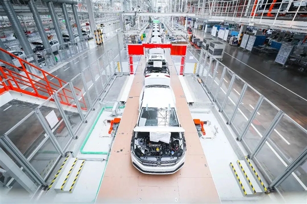 用人形机器人拧螺丝：一汽-大众将打造超级无人汽车工厂