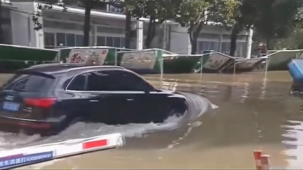 奥迪Q5L城市航行者，长沙暴雨中的安全守护者