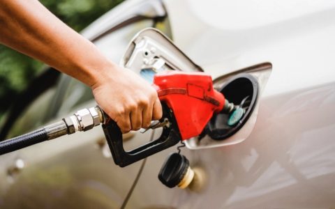 夏天汽车加满油危险吗：油箱上这个天才设计，保你平安！