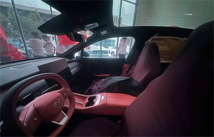 乐道L60黑色内饰曝光,HUD+大横屏,极简风看齐特斯拉?插图3 乐道L60黑色内饰曝光,HUD+大横屏,极简风看齐特斯拉?