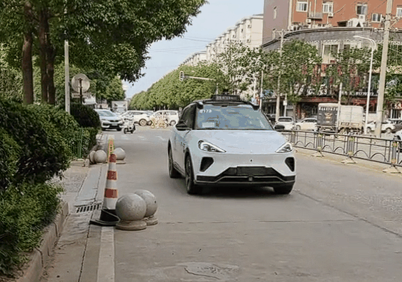 男子坐百度萝卜快跑无人驾驶车10公里花3块9 网友：出租车咋办