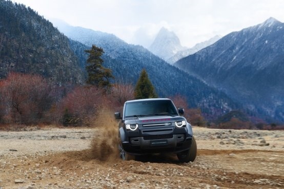 勇闯未知水域，卫士V8版SUV最大涉水深度900mm