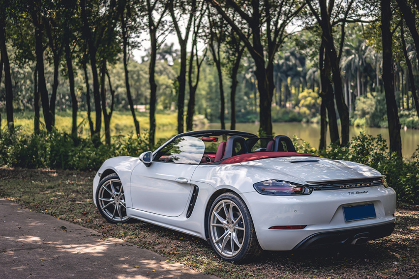 保时捷作为世界著名豪华汽车品牌，其车型多样且性能卓越，令人瞩目！