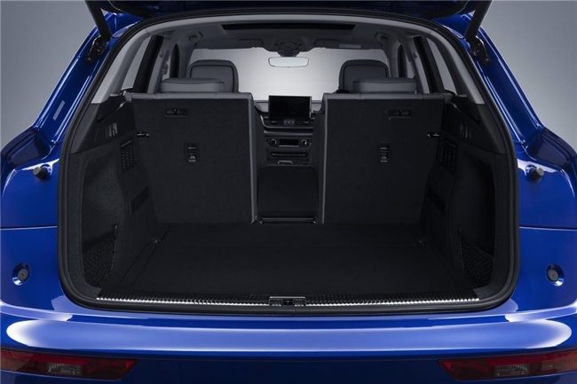 奥迪Q5L城市航行者，长沙暴雨中的安全守护者