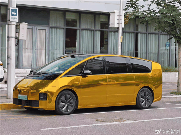 北京最亮的理想MEGA现身：土豪金配色着实显眼