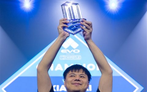 中国格斗游戏第一人！中国选手小孩曾卓君再夺EVO《拳皇15》冠军