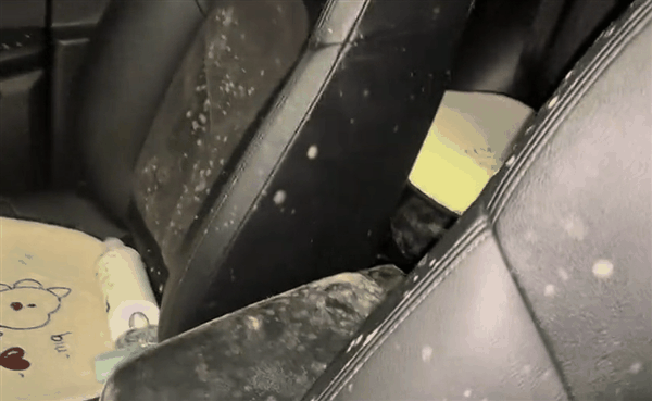 遇梅雨停地库半月没开保时捷发霉 车主自嘲:不想要了插图1 遇梅雨停地库半月没开保时捷发霉 车主自嘲:不想要了