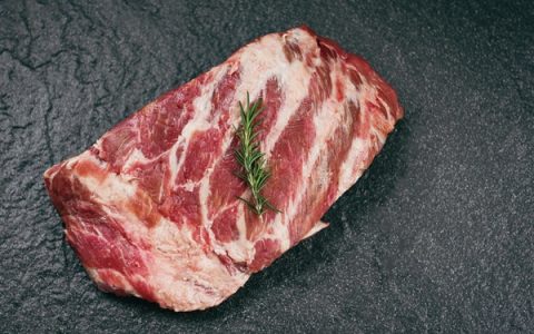 吃播网红在卤羊头中吃到草 店家：很难说清羊头是不是我这儿的