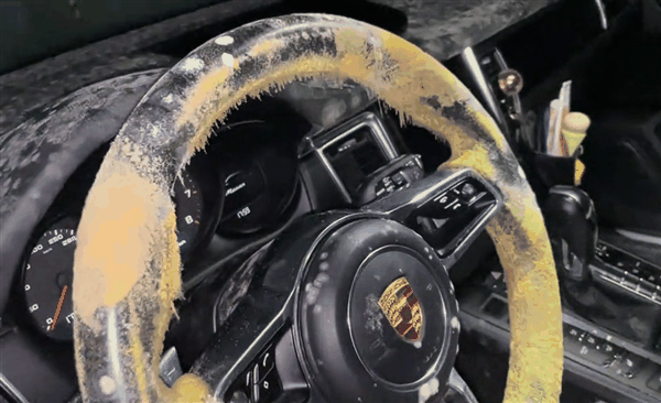 遇梅雨停地库半月没开保时捷发霉 车主自嘲:不想要了插图 遇梅雨停地库半月没开保时捷发霉 车主自嘲:不想要了