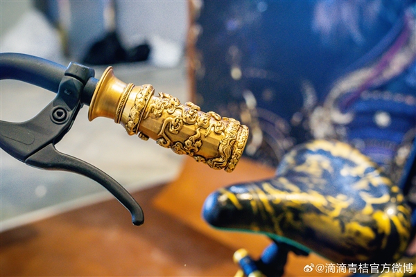 滴滴青桔单车《黑神话：悟空》联名车亮相：筋斗云坐垫、金箍棒把手