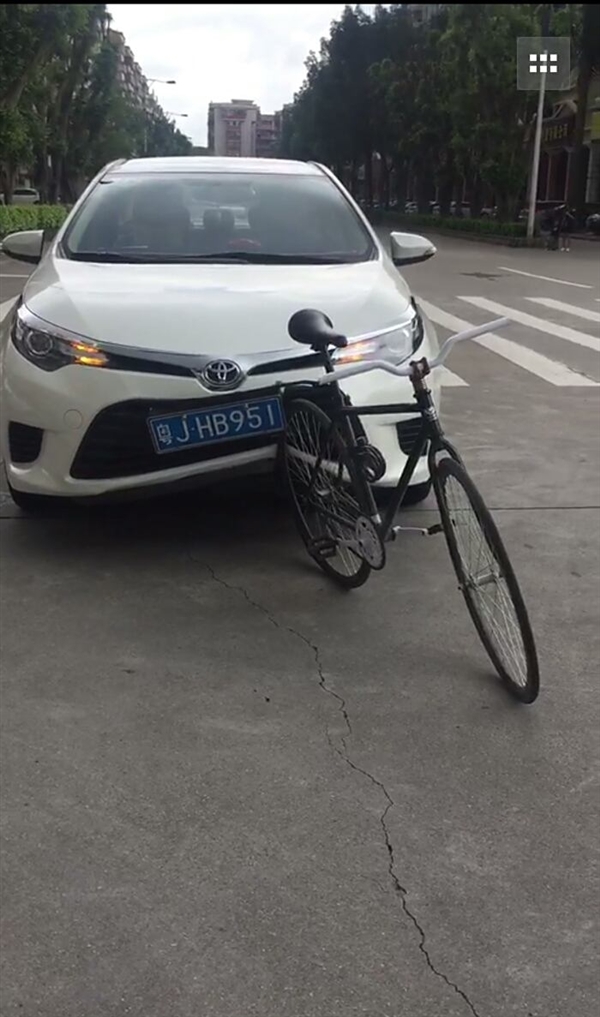 硬派越野丰田普拉多被小刀电动车撞裂前杠 网友：真是开了眼