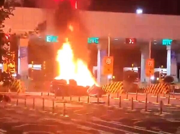 一辆宝马电车撞高速出口安全岛后起火:有人员遗憾未被救出插图 一辆宝马电车撞高速出口安全岛后起火:有人员遗憾未被救出