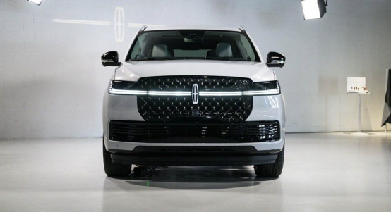 硬派感十足 全新林肯领航员亮相2024圆石滩车展插图1 硬派感十足 全新林肯领航员亮相2024圆石滩车展