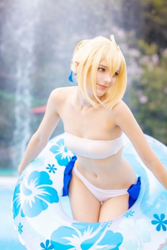 俄妹COS《Fate》Saber 泳装呆毛王靓丽吸睛插图5 俄妹COS《Fate》Saber 泳装呆毛王靓丽吸睛