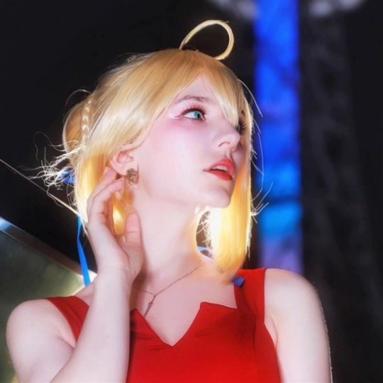 俄妹COS《Fate》Saber 泳装呆毛王靓丽吸睛插图6 俄妹COS《Fate》Saber 泳装呆毛王靓丽吸睛