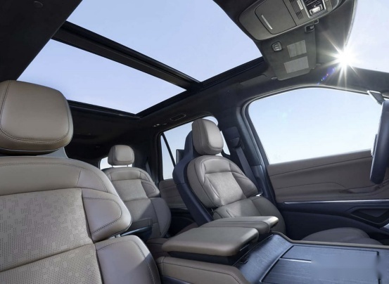 硬派感十足 全新林肯领航员亮相2024圆石滩车展插图7 硬派感十足 全新林肯领航员亮相2024圆石滩车展