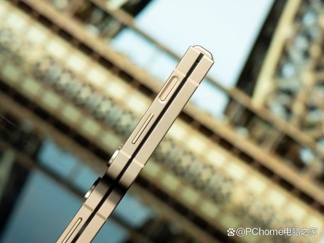 三星第六代折叠屏手机 三星Galaxy Z Flip6评测插图2 三星第六代折叠屏手机 三星Galaxy Z Flip6评测插图2