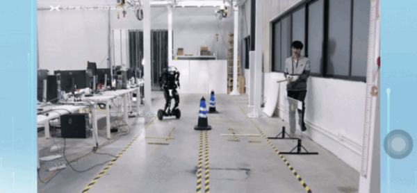 小鹏全新机器手首次亮相!钢铁助理帮何小鹏下单小鹏Mona M03插图1 小鹏全新机器手首次亮相!钢铁助理帮何小鹏下单小鹏Mona M03