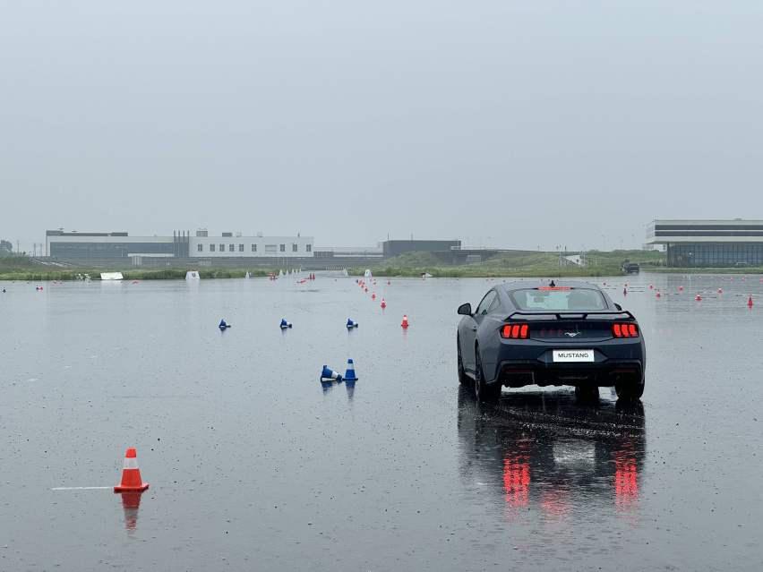 短试福特全新一代Mustang:暴雨中感受汽油味信仰插图16 短试福特全新一代Mustang:暴雨中感受汽油味信仰插图16