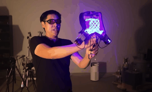 小伙用激光网杀蚊子：有生化危机的感觉了！