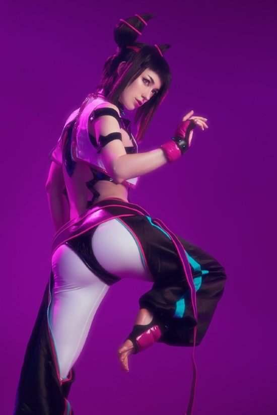 今日份宝藏COS：苗条蛇腰轻松驾驭蒂法、影心