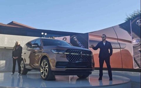 硬派感十足 全新林肯领航员亮相2024圆石滩车展