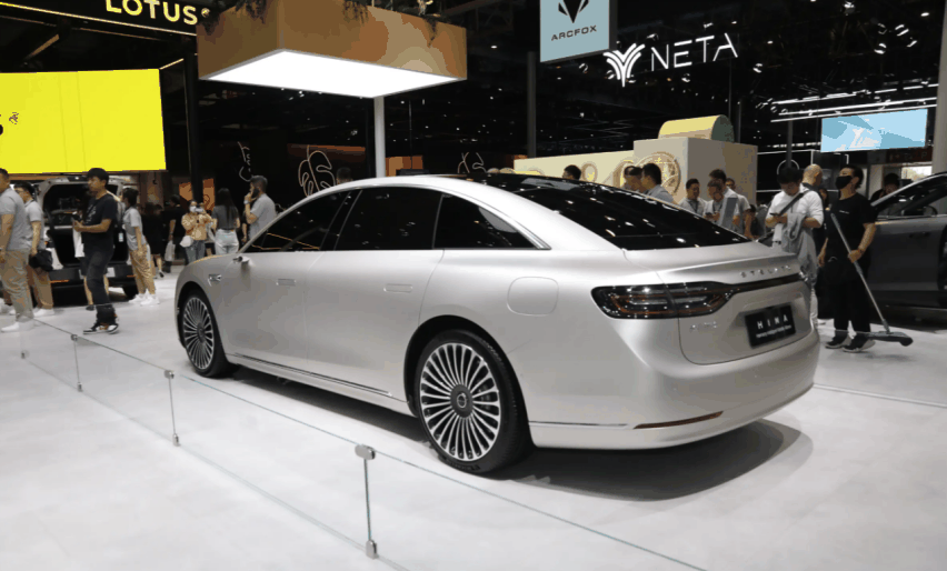 起售价39.98万元，对标BAA，享界S9能玩明白高端吗？