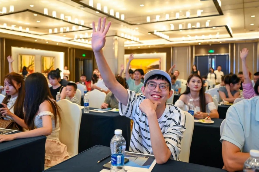 吉利银河E5重庆火爆交付 智享纯电SUV启航插图5