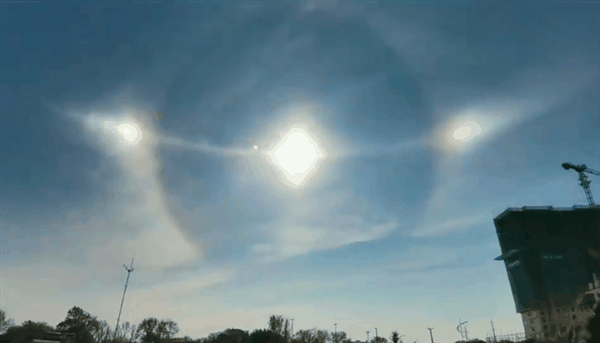 成都市民拍到7个太阳同框 专家释疑:夹层玻璃形成的虚像插图1 成都市民拍到7个太阳同框 专家释疑:夹层玻璃形成的虚像