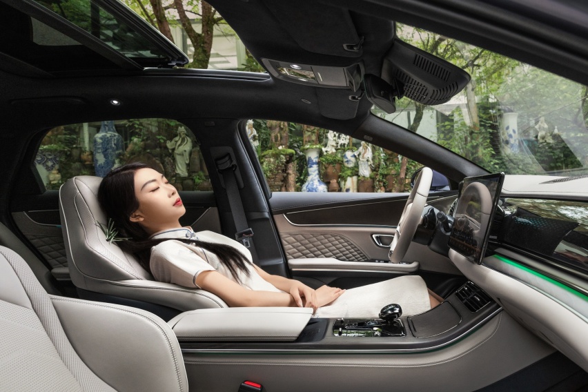 女性品质座驾首选，汉EV荣耀版加持暮山紫，尊贵价值再进阶